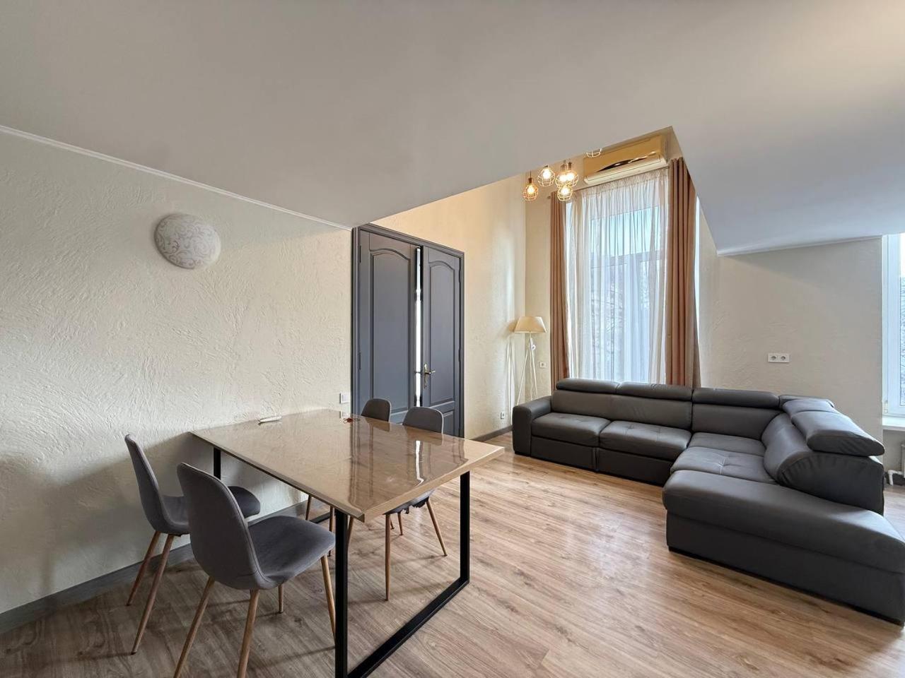 18 Deribasivska Street Jacuzzi Apartment Одесса Экстерьер фото